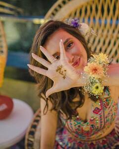 शिबानीच्या हातावर फरहानच्या नावाची मेहेंदी; पाहा खास फोटो