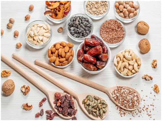 બીજ- તમે ડાયટિંગ દરમિયાન હેલ્ધી સ્નેક્સમાં શેકેલા બીજ પણ ખાઈ શકો છો. તમે તમારી પસંદગીના કોઈપણ બીજને શેકીને ખાઈ શકો છો. તમે સૂર્યમુખી, ગોળ અને ફ્લેક્સસીડને શેકી લો અને તેને બરણીમાં બંધ રાખો. જ્યારે તમને ભૂખ લાગે ત્યારે તમે તેને નાસ્તા તરીકે ખાઈ શકો છો. તેનાથી વજન નિયંત્રણમાં રહેશે.