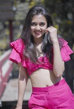 પિંક આઉટફિટમાં Tejasswi Prakashએ કરાવ્યું ફોટોશૂટ