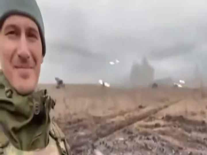 Russia Ukraine War Russian soldier made video in battlefield going viral on social media Russia Ukraine War: युद्ध के मैदान में रूसी सैनिक ने बनाया वीडियो, सोशल मीडिया पर हो रहा वायरल