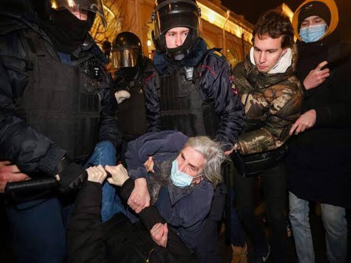 Hundreds arrested as shocked Russians protest Ukraine attack ரஷ்யா - உக்ரைன் போர்: போராடிய சொந்த நாட்டு மக்களை அடக்கும் புடின் ஆயிரக்கணக்கானோர் கைது!