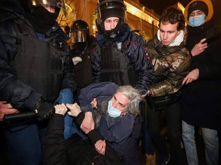 Hundreds arrested as shocked Russians protest Ukraine attack ரஷ்யா - உக்ரைன் போர்: போராடிய சொந்த நாட்டு மக்களை அடக்கும் புடின்; ஆயிரக்கணக்கானோர் கைது!