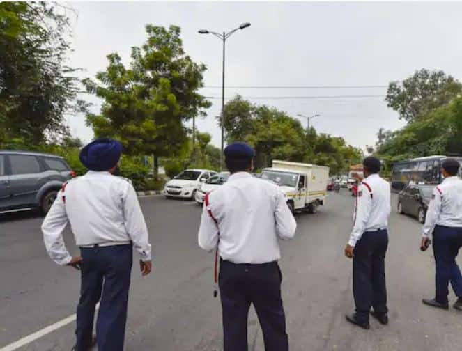 ਤੁਸੀਂ ਉਨ੍ਹਾਂ ਨੂੰ ਸਾਰੀ ਗੱਲ ਵਿਸਥਾਰ ਨਾਲ ਦੱਸੋ ਤੇ ਉਨ੍ਹਾਂ ਨੂੰ ਸਮਝਾਓ ਕਿ ਤੁਹਾਡਾ ਚਲਾਨ ਗਲਤ ਹੈ। ਜੇਕਰ ਉਹ ਤੁਹਾਡੇ ਨਾਲ ਸਹਿਮਤ ਹੈ, ਤਾਂ ਉਹ ਚਲਾਨ ਰੱਦ ਕਰ ਸਕਦਾ ਹੈ।