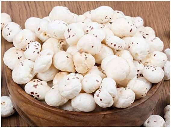 મખાના- ડાયટિંગ દરમિયાન શેકેલા નાસ્તા તરીકે મખાના તમારા માટે શ્રેષ્ઠ વિકલ્પ છે. મખાનામાં કેલરી ઘણી ઓછી હોય છે જ્યારે સોડિયમનું પ્રમાણ વધુ હોય છે. તે જ સમયે, મખાનાનો ગ્લાયકેમિક ઇન્ડેક્સ પણ ઓછો છે. મખાનામાં કાર્બોહાઈડ્રેટનું પ્રમાણ પણ પૂરતું હોય છે. જ્યારે તમને ભૂખ લાગે ત્યારે તમે શેકેલા મખાના ખાઈ શકો છો.