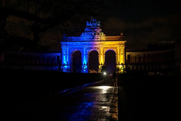 The triumphal arch (arc de triomphe - triomfboog) at the Jubelpark - Parc du Cinquantenaire, that has been illuminated in the colours of the Ukrainian flag, to show support for the Ukrainian people, in Brussels. (Photo: Getty Images)
