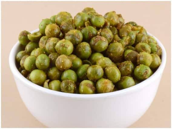 વટાણા - જો તમે હેલ્ધી અને મસાલેદાર ખાવા માંગતા હોવ તો તમે શેકેલા વટાણા ખાઈ શકો છો. વટાણામાં ઘણા વિટામિન જોવા મળે છે. વજન ઘટાડવા માટેના સ્વસ્થ નાસ્તામાં વટાણાનો સમાવેશ થાય છે. આ હેલ્ધી સ્નેક્સ તમે સાંજે ચા કે કોફી સાથે ખાઈ શકો છો.