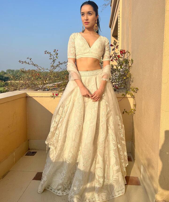 'सूर्य शक्ति' असं कॅप्शन देत तिने हे फोटो शेअर केले आहेत. (photo:shraddhakapoor/ig)