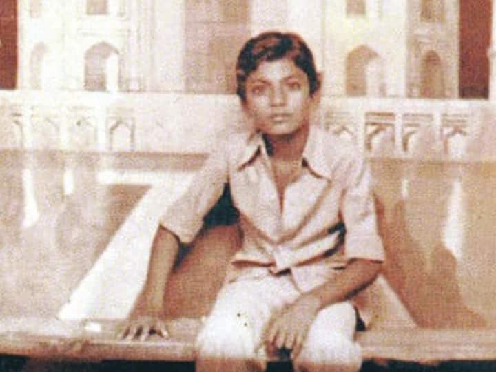 Nawazzudin siddiqui childhood photo going viral on instagram ताज महल के पोस्टर के सामने बैठा ये नवाबी बच्चा है ओटीटी और बॉलीवुड का पॉपुलर स्टार, पहचाना क्या?