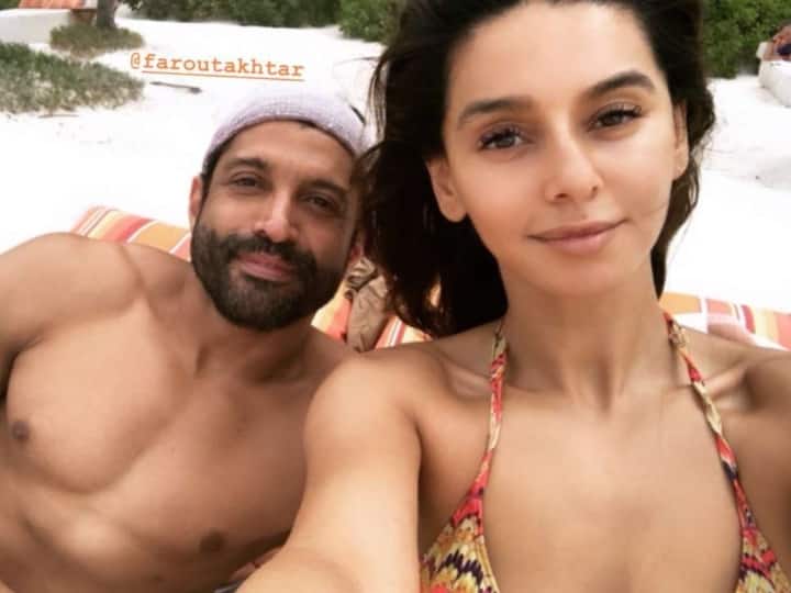 Farhan Akhtar shibani dandekar romantic video from ritesh sidhwani party going viral on internet हस्बैंड नंबर वन बने फरहान अख्तर, बीवी को फोटो खिंचवाता देख किया कुछ ऐसा, जिसे देख लोगों ने कहा- पति हो तो इनके जैसा...