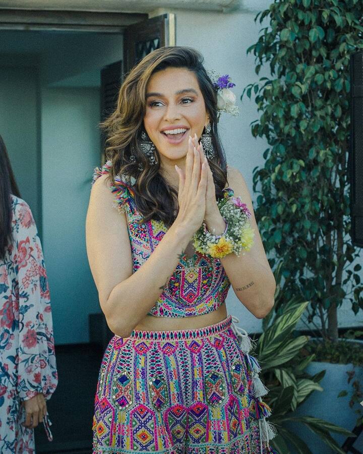 शिबानीच्या हातावर फरहानच्या नावाचा F मेहेंदीने काढलेला दिसत आहे. (photo:shibanidandekar/ig)