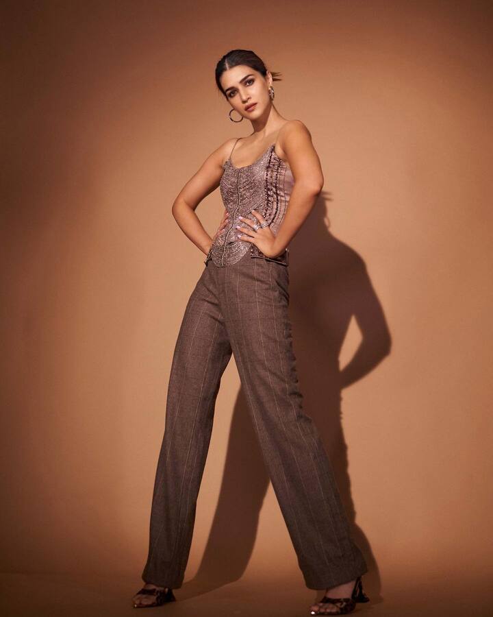 कृति सेनन ने अपने हालिया लुक से सबको दीवाना बना दिया है. वो अपने लेटेस्ट फोटोशूट में शिमरी स्ट्रैपी ब्राउन टॉप और स्ट्रेट कट पैंट पहने हुए दिखाई दे रही हैं.