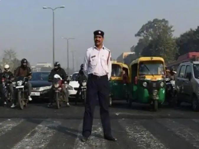 ਜੇਕਰ ਕੋਈ ਵੀ ਟ੍ਰੈਫਿਕ ਪੁਲਸ ਕਰਮਚਾਰੀ ਤੁਹਾਡੇ ਨਾਲ ਜ਼ਬਰਦਸਤੀ ਕਰਦਾ ਹੈ ਅਤੇ ਤੁਹਾਡਾ ਗਲਤ ਚਲਾਨ ਕੱਟਦਾ ਹੈ ਤਾਂ ਤੁਸੀਂ ਸਬੰਧਤ ਵਿਭਾਗ ਦੇ ਉੱਚ ਅਧਿਕਾਰੀ ਨੂੰ ਸ਼ਿਕਾਇਤ ਕਰ ਸਕਦੇ ਹੋ।