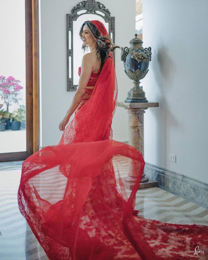 शिबानीचा हा रेड गाऊन हँड अँब्रॉयटरीनं तयार करण्यात आला आहे.  शिबानीनं गोयनका इंडिया या कंपनीनं डिझाइन केलेले रूबी डँगलर्स इअरिंग्स घातले होते.  (photo:shibanidandekar/ig)