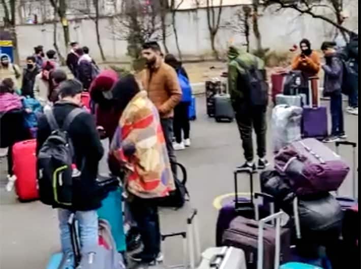 ukraine russia crisis update Indian Citizens in Ukraine are advised to not move to any of the border posts without prior coordination with Government Russia Ukraine Conflict : ...तोवर कुठल्याही सीमेवर जाऊ नका; युक्रेनमध्ये अडकलेल्या भारतीयांना दूतावासाकडून सूचना