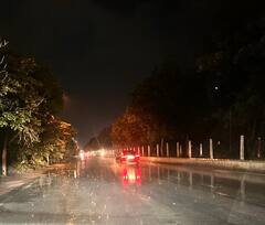 Delhi Rain: दिल्ली में बदला मौसम का मिजाज, कई इलाकों में हुई बारिश, कल भी वर्षा का अनुमान, देखें तस्वीरें