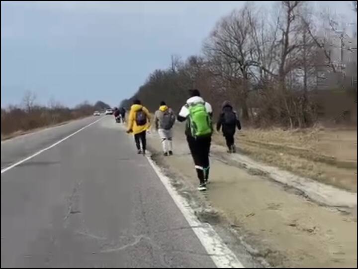 कॉलेज बस ने इन छात्रों को बॉर्डर से करीब 8 किलोमीटर दूर ही उतार दिया, जिसके बाद ये छात्र बॉर्डर तक पैदल जा रहे हैं.