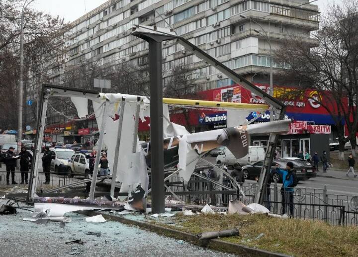 अमेरिकी प्रेसिडेंट जो बाइडेन ने अपने एक ट्वीट में कहा, 'अगले कुछ दिन, सप्ताह और महीने यूक्रेन के लोगों के लिए कठिन होंगे. पुतिन उन्हें काफी तकलीफ दे रहा है, लेकिन यूक्रेन की जनता को आजादी के 30 साल हो गए हैं और उन्होंने दिखा दिया है कि जो उनके देश को पीछे ले जाने की कोशिश करेगा, वो किसी को भी बर्दाश्त नहीं करेंगे. '