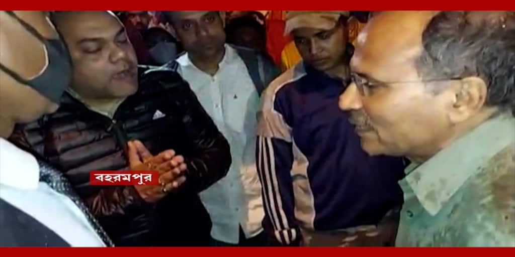 Murshidabad: Allegations of beating Congress workers against the grassroots on an average Murshidabad: অধীরের গড়েই তৃণমূলের বিরুদ্ধে কংগ্রেস কর্মীকে মারধরের অভিযোগ