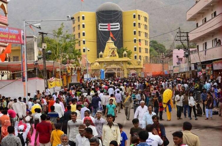 Mahashivratri fair begins in Junagadh after two years બે વર્ષ પછી જૂનાગઢમાં મહાશિવરાત્રી મેળાનો પ્રારંભ, ધ્વજારોહણ સાથે ભવનાથમાં મેળો ખુલ્લો મૂકાયો