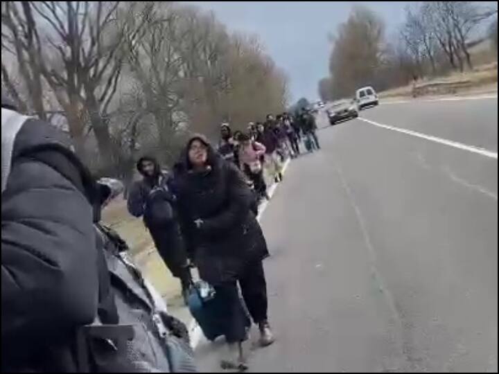 न्यूज़ एजेंसी एएनआई ने एक भारतीय छात्र के हवाले से कहा है कि लीव के डैनली हेलित्सकी मेडिकल यूनिवर्सिटी के करीब 40 मेडिकल छात्र पैदल ही बॉर्डर की ओर बढ़ रहे हैं.