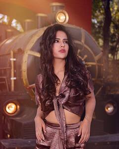 Avika Gor Photos: అవికా గోర్ ని కాస్త పట్టించుకోండయ్యా