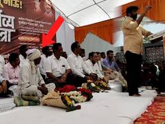 ...अन् बच्चू कडू यांनी 'त्या' वृद्ध शेतकऱ्याला बसविलं व्यासपीठावरील आपल्या जागेवर