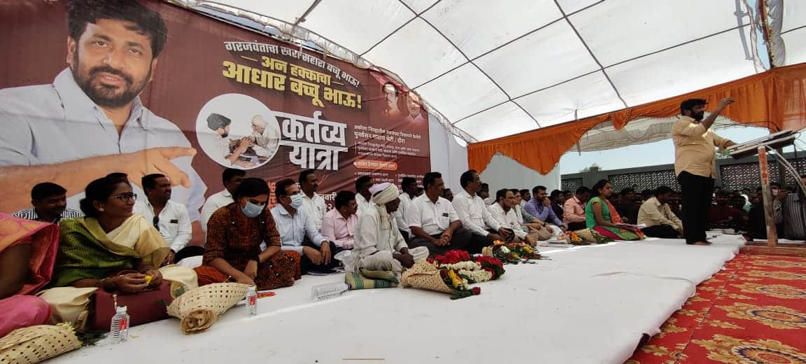 ...अन् बच्चू कडू यांनी 'त्या' वृद्ध शेतकऱ्याला बसविलं व्यासपीठावरील आपल्या जागेवर