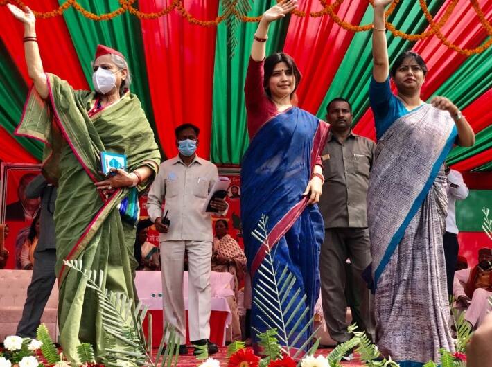 इसके पहले समाजवादी पार्टी की सांसद और 1970 के दशक की मशहूर अभिनेत्री जया बच्चन ने अपने संबोधन की शुरुआत में सपा प्रमुख अखिलेश यादव की पत्नी डिंपल यादव को इस प्रदेश की छोटी बहू का संबोधन देते हुए खुद को बड़ी बहू बताया.