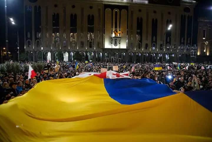 જ્યોર્જિયાના ત્બીલીસીમાં યુક્રેન દેશના મોટા ધ્વજ સાથે લોકો રસ્તા પર ઉતરી આવ્યા હતા અને રશિયાએ યુક્રેન પર કરેલા હુમલાનો વિરોધ કર્યો હતો.