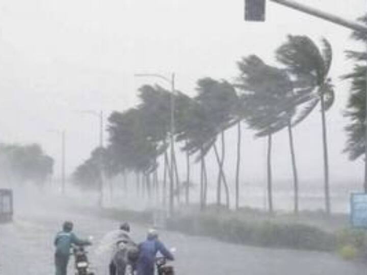 Gujarat Weather Update: गुजरात में तेज हवाओं के कारण लोग परेशान, जानिए - मौसम का हाल Gujarat Weather Update People upset due to strong winds in Gujarat, know the weather condition Gujarat Weather Update: गुजरात में तेज हवाओं के कारण लोग परेशान, जानिए - मौसम का हाल