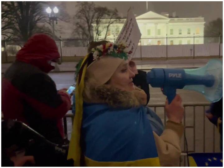 Russia Ukraine war Protesters gathered outside the White House to protest against Russia's attack on Ukraine यूक्रेन पर रूस के हमले के विरोध में व्हॉइट हाऊस के बाहर जमा हुये प्रदर्शनकारी, राष्ट्रपति बाइडेन से की ये मांग