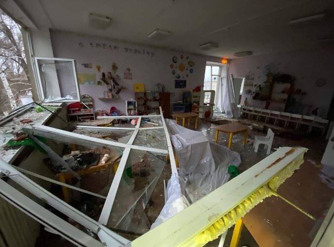 यूक्रेन की राजधानी कीव में 7a Koshytsa Street पर एक 9-मंजिला आवासीय बिल्डिंग में 4 से 9 मंजिलों तक भयानक आग लग गई. फिलहाल आग पर काबू पाने के लिए घटनास्थल पर बचाव दल पहुंचा. इमारत में कई लोग फंसे हो सकते हैं.