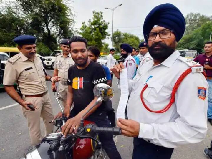 अगर कोई ट्रैफिक पुलिसकर्मी आपके साथ जबरदस्ती करता है और आपका गलत चालान काटता है तो आप संबंधित विभाग के शीर्ष अधिकारी से शिकायत कर सकते हैं.
