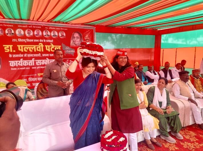 जया बच्चन ने कहा, 'अमिताभ जब यहां से चुनाव लड़ रहे थे तब मैंने कहा था कि मैं आपकी बहू हूं, पहली बार आई हूं और मुंह दिखाई में मेरे पति को वोट दीजिए, उसके बाद यहां ज्यादा आना नहीं हुआ, आज फिर पल्लवी के लिए आई हूं.......उन्हें वोट दीजिए.’’