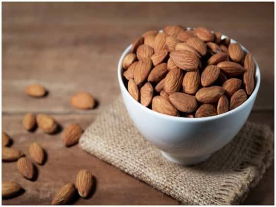 બદામ- શેકેલી બદામ તમને ડાયટિંગમાં પણ મદદ કરશે. બદામ ખાવાથી શરીરને ભરપૂર માત્રામાં ફાઈબર મળે છે. તમે હેલ્ધી નાસ્તા તરીકે બદામ ખાઈ શકો છો. બદામ ખાવાથી હાર્ટ, કોલેસ્ટ્રોલની સમસ્યા પણ દૂર થાય છે. તે વજનને નિયંત્રિત કરવામાં પણ મદદ કરે છે.