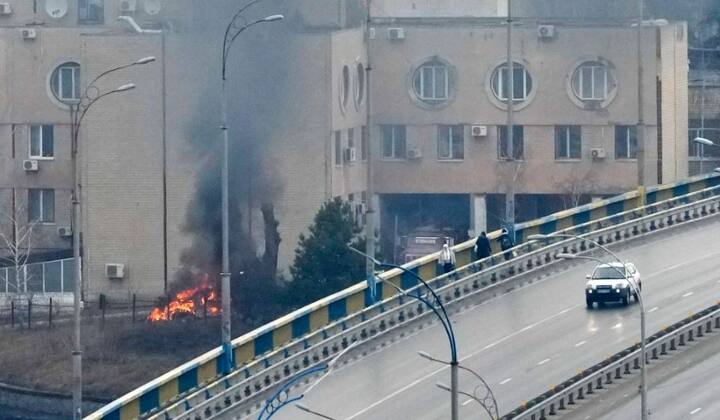 यूक्रेन के राष्ट्रपति कार्यालय के सलाहकार माइखैलो पोडोलैक ( Mykhailo Podolyak) ने कहा कि रूसी बलों  नेचेरनोबिल परमाणु ऊर्जा संयंत्र पर कब्जा कर लिया है. उन्होंने कहा कि ये कहना मुश्किल है कि पावर प्लांट रूसियों के हमले के बाद सुरक्षित बना होगा.