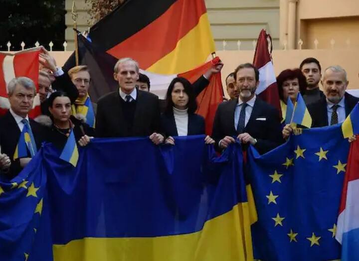 ફ્રેન્ચ રાજદૂત ક્રિસ્ટિયન માસ્સેટ(ડાબેથી ત્રીજા), જર્મન રાજદૂત વિક્ટર એલબ્લીંગ (જમણેથી ત્રીજા) અને યુક્રેનના વાઈસ એમ્બેસેડર સહિતના લોકોએ રોમમાં યુક્રેનના ધ્વજ સાથે રશિયાનો વિરોધ કર્યો હતો.