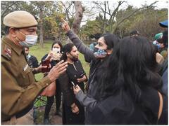 दिल्ली: यूक्रेन में फंसे भारतीय के परिजनों ने रूसी एंबेसी के बाहर किया प्रदर्शन, की ये मांग