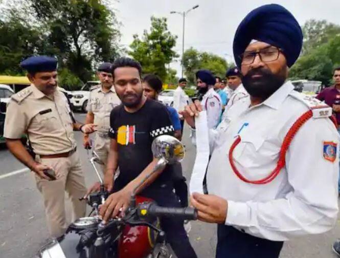 ਗਲਤ ਚਲਾਨ ਕੱਟਣ ਦੀ ਸੂਰਤ ਵਿੱਚ ਨਜ਼ਦੀਕੀ ਟ੍ਰੈਫਿਕ ਪੁਲਿਸ ਸੈੱਲ ਵਿੱਚ ਜਾ ਕੇ ਸਬੰਧਤ ਅਧਿਕਾਰੀ ਨਾਲ ਗੱਲ ਕਰਨੀ ਚਾਹੀਦੀ ਹੈ।