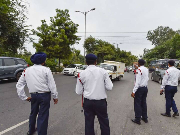 गलत चालान काटे जाने की स्थिति में करीबी ट्रैफिक पुलिस सेल में जाना चाहिए और संबंधित अधिकारी से बात करनी चाहिए.