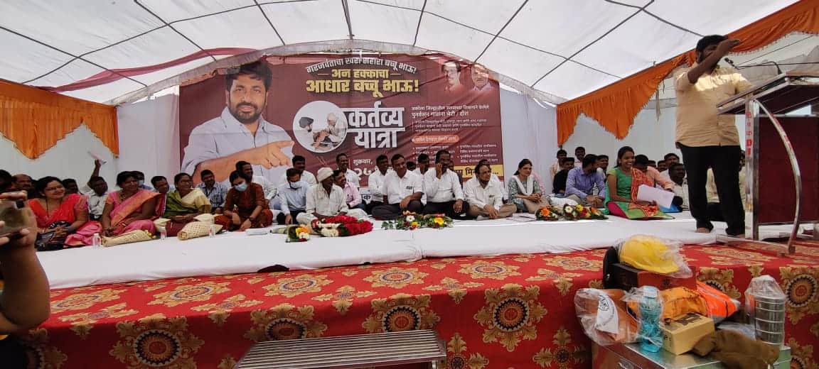 ...अन् बच्चू कडू यांनी 'त्या' वृद्ध शेतकऱ्याला बसविलं व्यासपीठावरील आपल्या जागेवर