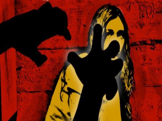 Crime: கட்டாயப்படுத்தி மதுவைக் கொடுத்து கூட்டுப் பாலியல் வன்கொடுமை.. கொடூரத்தால் அதிர்ந்த கிராமம் Crime: கட்டாயப்படுத்தி மதுவைக் கொடுத்து கூட்டுப் பாலியல் வன்கொடுமை.. கொடூரத்தால் அதிர்ந்த கிராமம்