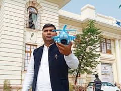 Bihar Vidhan Sabha Budget Session: आरजेडी विधायक का ‘हेलीकॉप्टर’ प्रदर्शन, मुकेश रौशन ने कहा- विधानसभा में खोजेंगे शराब