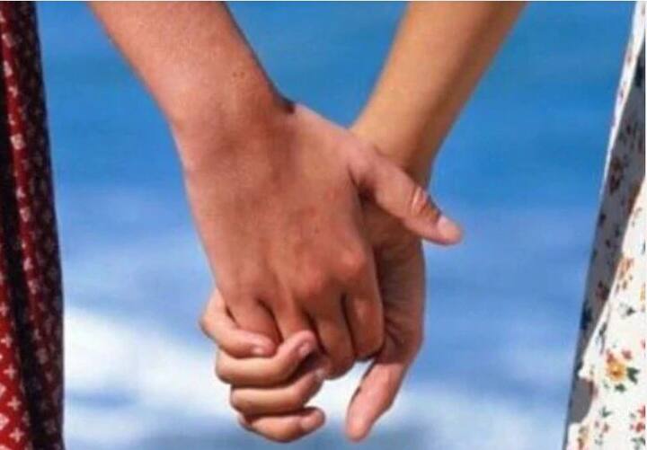 Cyber Fraud: আত্মীয় স্বজন, পাড়া-প্রতিবেশীদের বলার দিন শেষ। বর্তমানে পছন্দমতো জীবনসঙ্গী পেতে অনলাইনের দ্বারস্থ হন পাত্র-পাত্রীরা। সেই ক্ষেত্রে এক আকাশের নিচে মিলে যায় চার-হাত। যদিও সাইবার বিশেষজ্ঞরা বলছেন, এই ম্যাট্রিমোনিয়াল সাইট থেকেই আপনার ব্যাঙ্ক অ্যাকাউন্টে হানা দিচ্ছে প্রতারকরা।জেনে নিন কী কী উপায়ে জালিয়াতির শিকার হতে পারেন আপনি।