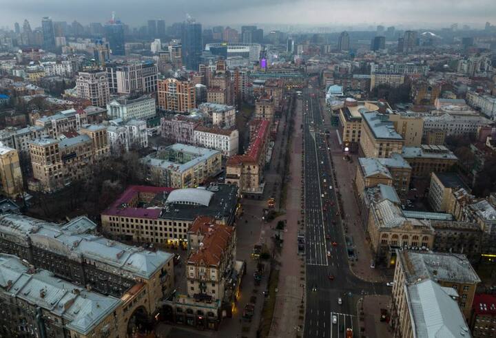 क्रेन के राष्ट्रपति वोलोदिमर जेलेंस्की ने तनाव के बीच दुनियाभर के देशों के रवैये को लेकर निराशा जाहिर की है. उन्होंने कहा कि रूस से लड़ने के लिए हमे अकेला छोड़ दिया गया है.