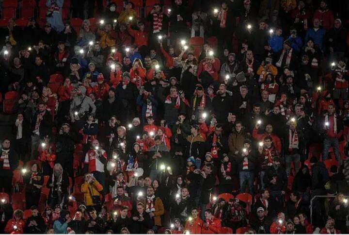 પ્રાગ ખાતે યુક્રેનના સમર્થનમાં UEFA યુરોપ કોન્ફરન્સ લીગની એક મેચમાં સ્ટેડિયમમાં ઉભા થયા હતા અને રશિયાનો વિરોધ કર્યો હતો.