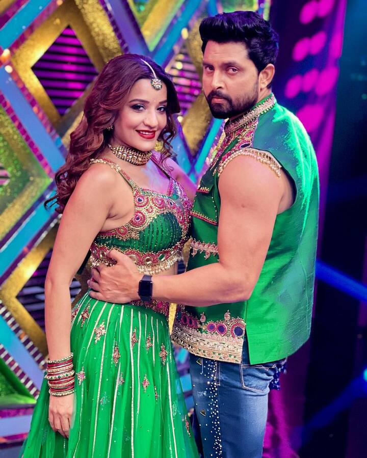 इसी बीच जब स्टार प्लस की ओर से उन्हें इस अनोखे शो में मौका मिला, तो इसे भी स्वीकार किया. जानकारों का मानना है कि विक्रांत और मोनालिसा की जोड़ी बेहद प्रतिस्पर्धी है. ये शो के लिए बेहद ख़ास होने वाला है, क्यूंकि दोनों ने जिस तरह नच बलिये में लोगों का दिल जीत लिया था. यहां उससे ज्यादा की उम्मीद भी है.