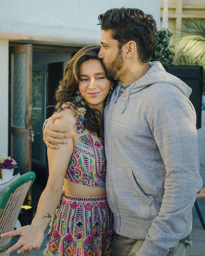 इस पार्टी में फरहान और शिबानी दोनों ही शानदार अंदाज में दिखाई दिए. वहीं अब शादी के बाद दोनों अपनी जिंदगी के इस खास पल की खूबसूरत तस्वीरें शेयर कर रहे हैं. (फोटो – सोशल मीडिया)