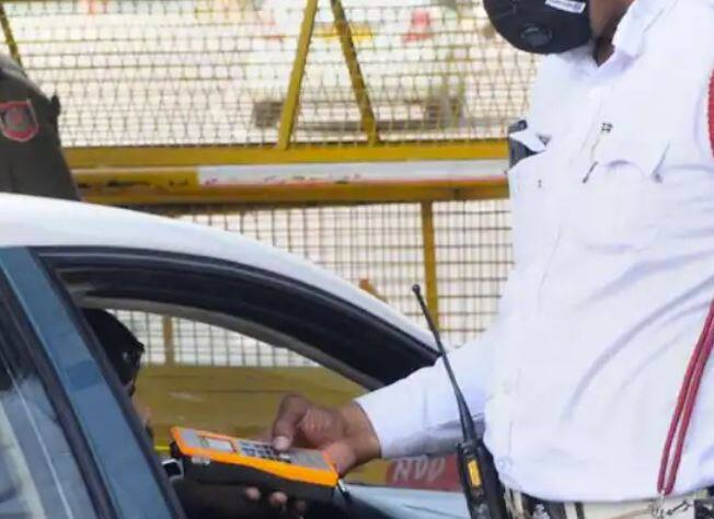 ਜੇਕਰ ਸੜਕ 'ਤੇ ਚੱਲਦੇ ਸਮੇਂ ਟ੍ਰੈਫਿਕ ਪੁਲਸ ਨਾਲ ਅਜਿਹੀ ਸਥਿਤੀ ਪੈਦਾ ਹੋ ਜਾਵੇ ਤਾਂ ਇਹ ਨਾ ਸੋਚੋ ਕਿ ਤੁਸੀਂ ਹੁਣ ਮਜਬੂਰ ਹੋ। ਤੁਹਾਡੇ ਕੋਲ ਉੱਚ ਅਧਿਕਾਰੀਆਂ ਨੂੰ ਸ਼ਿਕਾਇਤ ਕਰਨ ਦਾ ਵਿਕਲਪ ਹੈ।