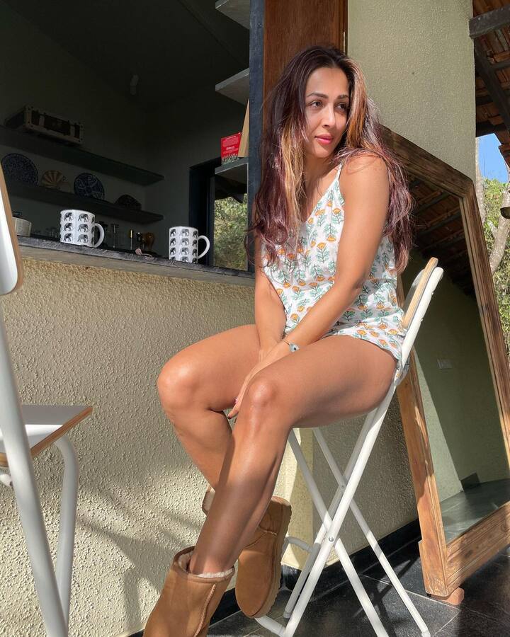 एका नेटकऱ्यानं मलायकाच्या लूकबद्दल कमेंट केली, 'पँट घरीच विसरली दीदी' तर दुसऱ्यानं कमेंटमध्ये लिहिले, 'माझ्या आजोबांकडे देखील असाच स्वेटर आहे.' (photo:malaikaaroraofficial/ig)